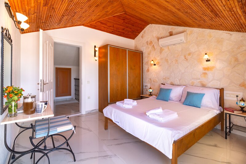 Modern Duplex Apartment With Stunning Island Views