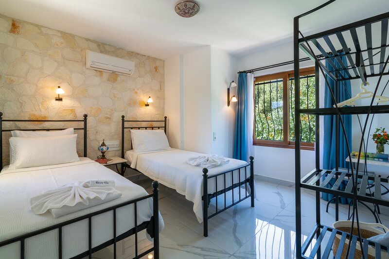 Modern Duplex Apartment With Stunning Island Views