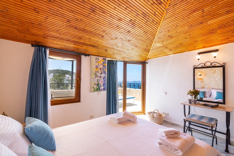 Modern Duplex Apartment With Stunning Island Views