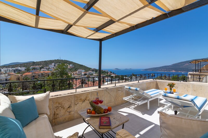 Modern Duplex Apartment With Stunning Island Views