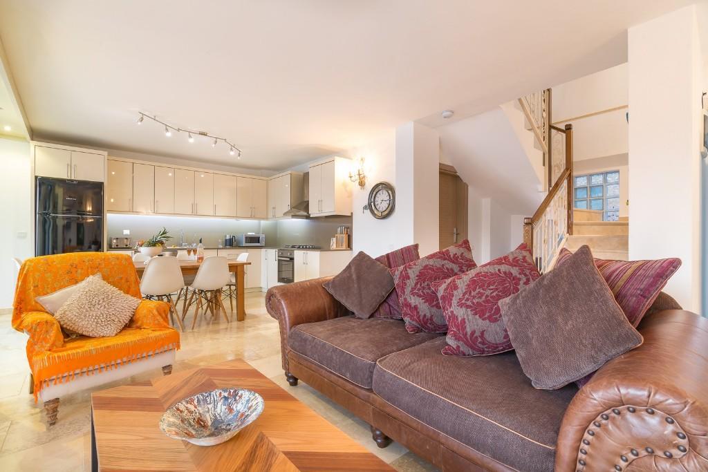 Tastefully Presented 4 Bedroom Villa In The Old Town