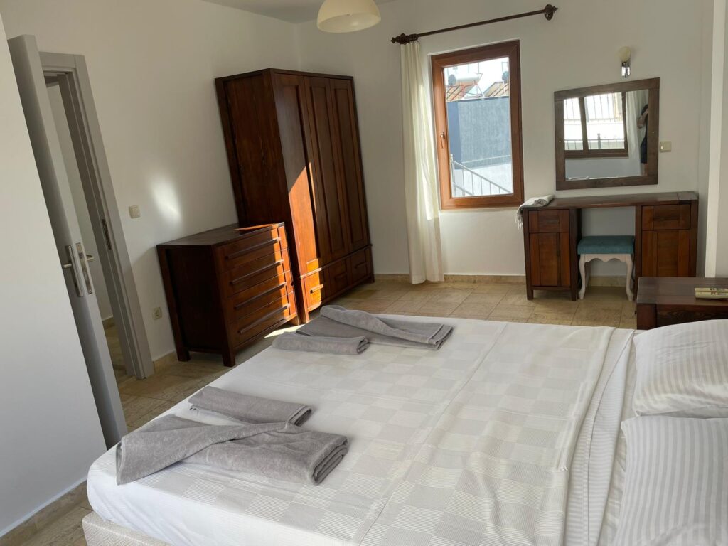 Automatically updates image attributes when a post is published or updated. Ensures image attributes are always consistent with settings.