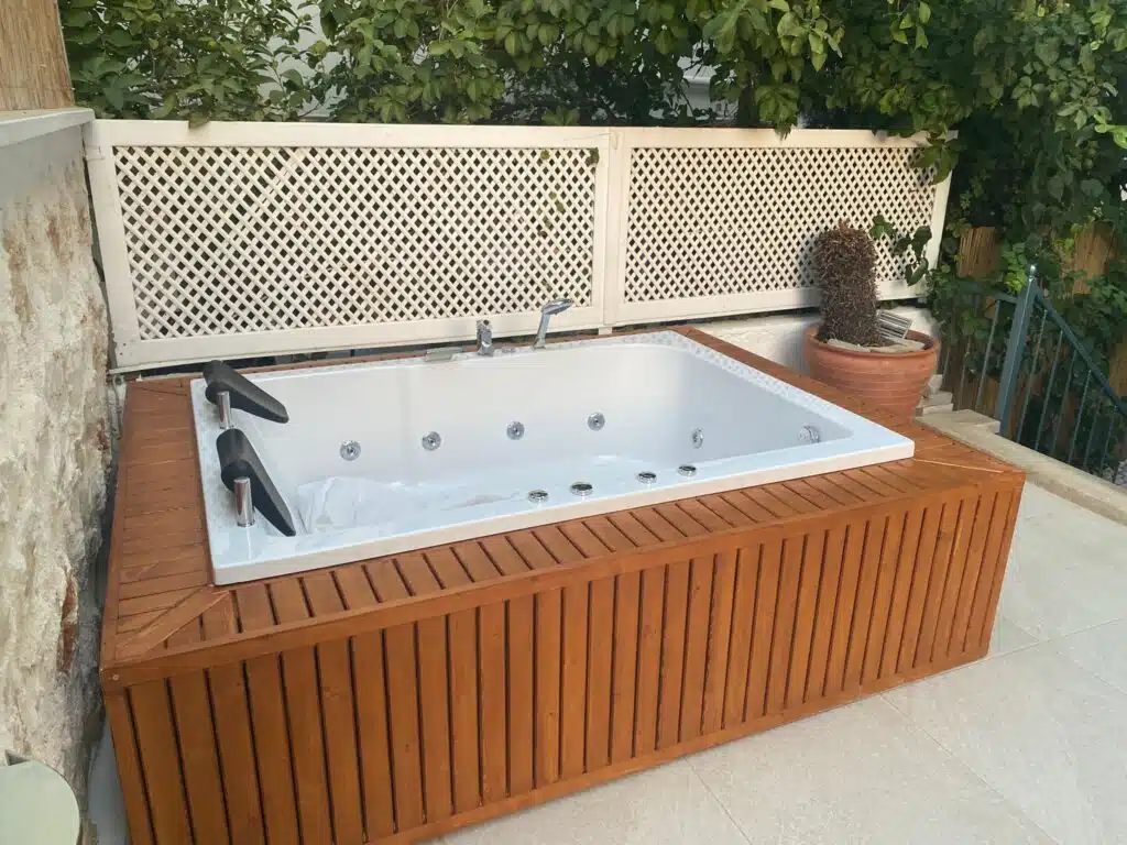 Three Bedroom Centrally Located Apartment With Shared Pool