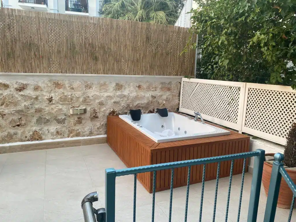 Three Bedroom Centrally Located Apartment With Shared Pool