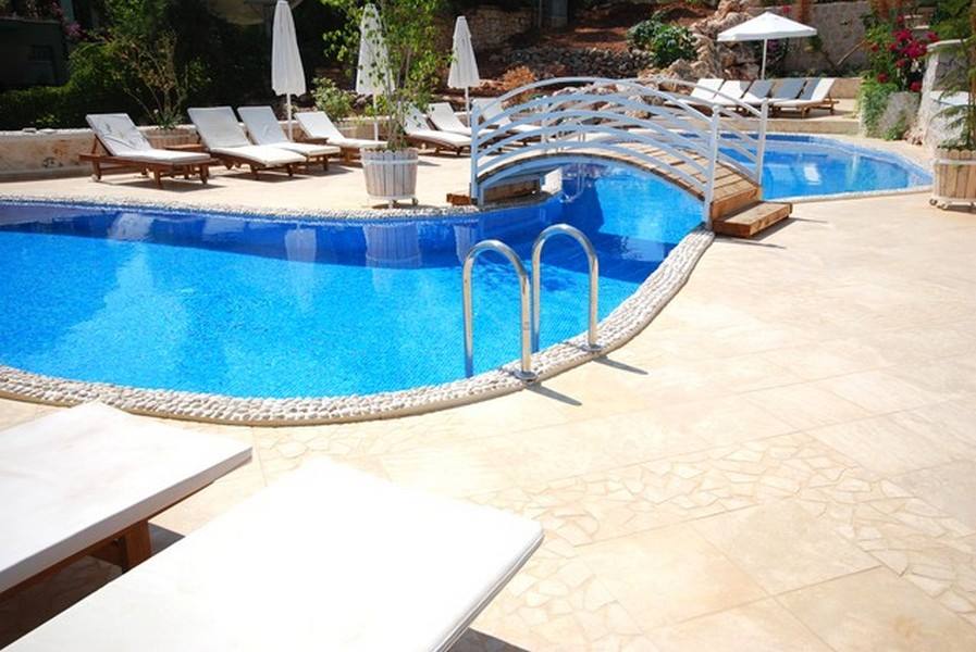 Conveniently Located 2 Bedroom Seaview Apartment with Shared Pool