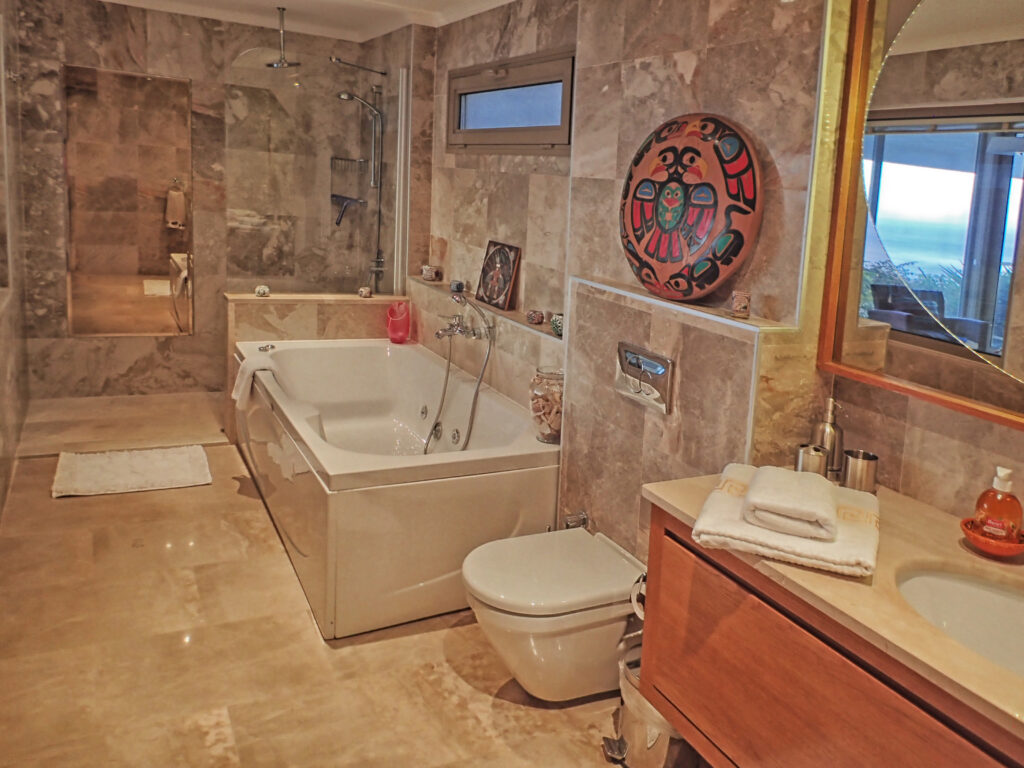 Modern 4 Bedroom Villa With Private Infinity Pool and Sea views