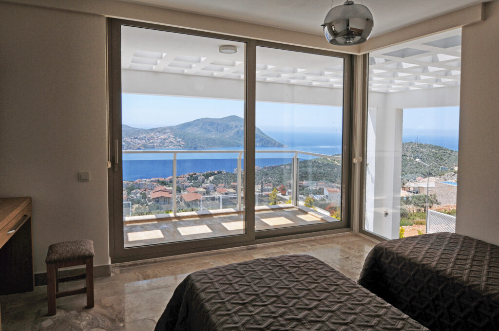 Modern Four Bedroom Villa With Private Infinity Pool and Sea views