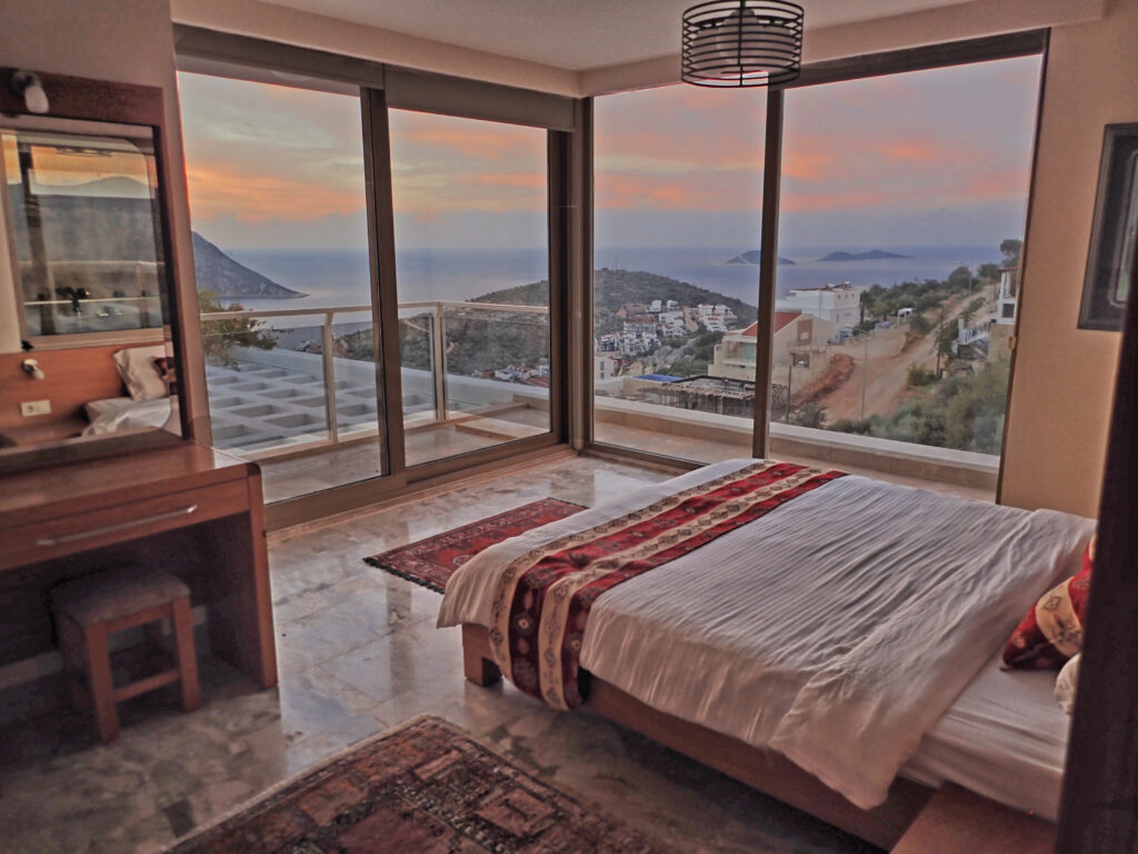 Modern Four Bedroom Villa With Private Infinity Pool and Sea views