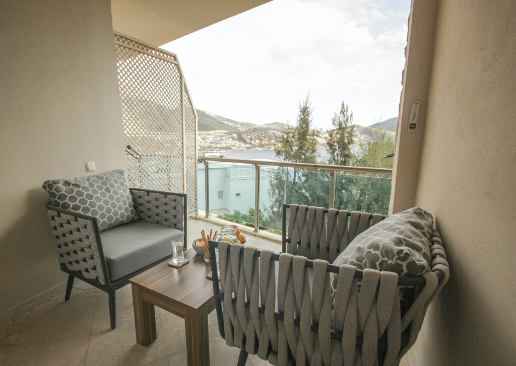 Conveniently Located 2 Bedroom Seaview Apartment with Shared Pool