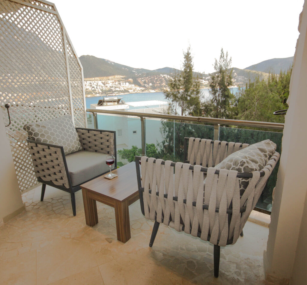 Conveniently Located 2 Bedroom Seaview Apartment with Shared Pool
