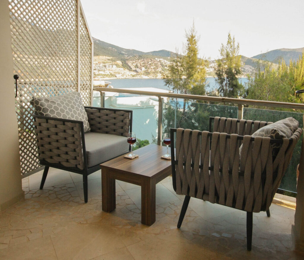 Conveniently Located 2 Bedroom Seaview Apartment with Shared Pool