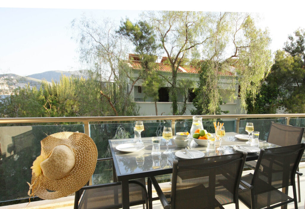 Conveniently Located 2 Bedroom Seaview Apartment with Shared Pool