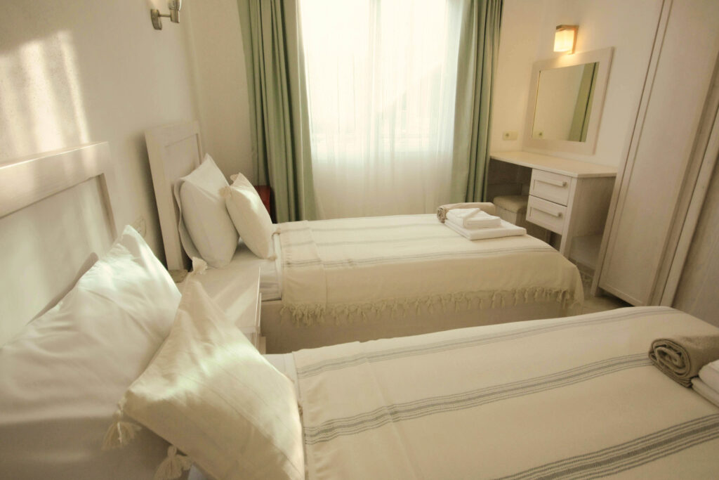 Conveniently Located 2 Bedroom Seaview Apartment with Shared Pool