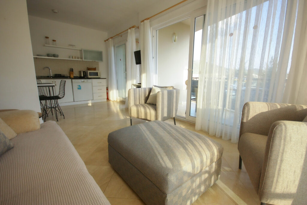 Conveniently Located 2 Bedroom Seaview Apartment with Shared Pool