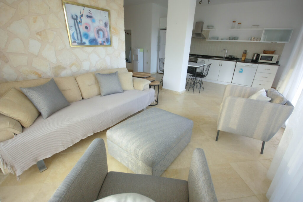 Conveniently Located 2 Bedroom Seaview Apartment with Shared Pool