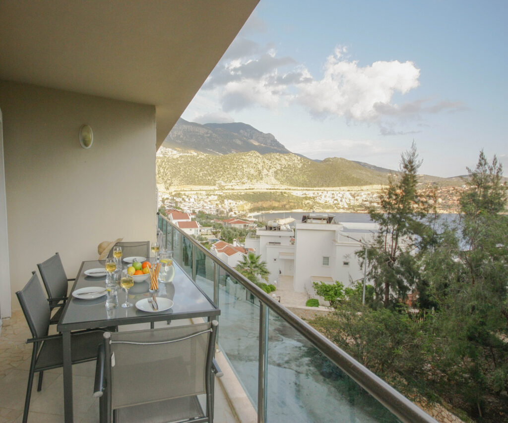 Conveniently Located 2 Bedroom Seaview Apartment with Shared Pool