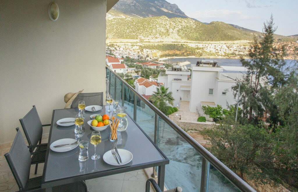 Conveniently Located 2 Bedroom Seaview Apartment with Shared Pool