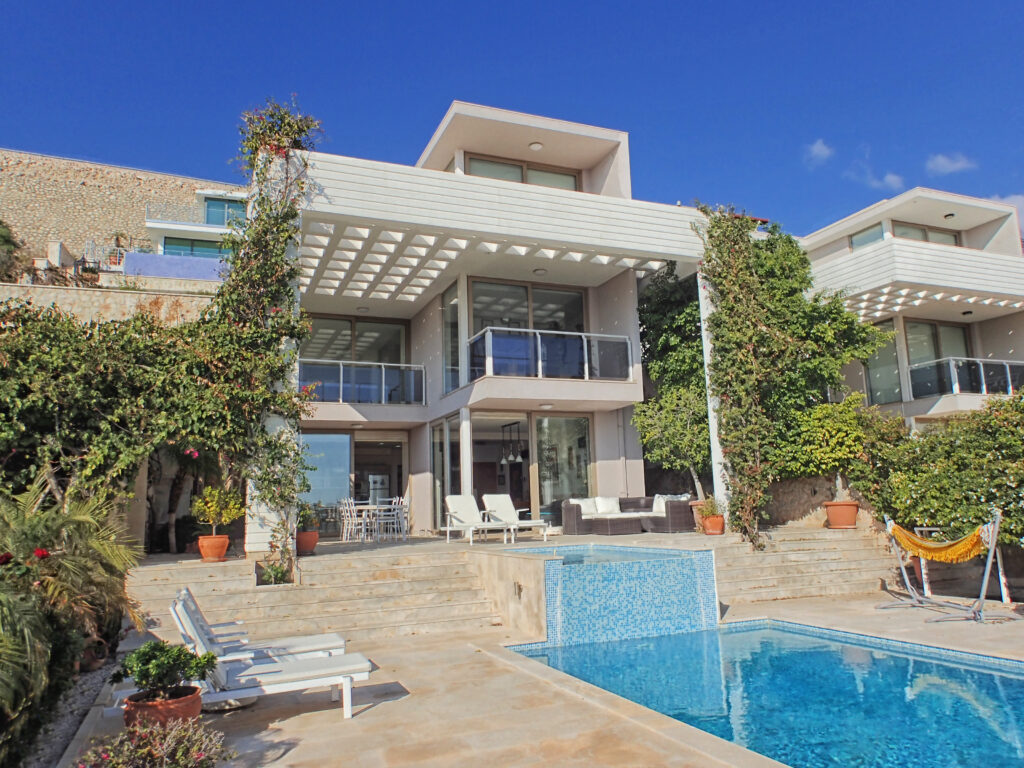 Modern Four Bedroom Villa With Private Infinity Pool and Sea views