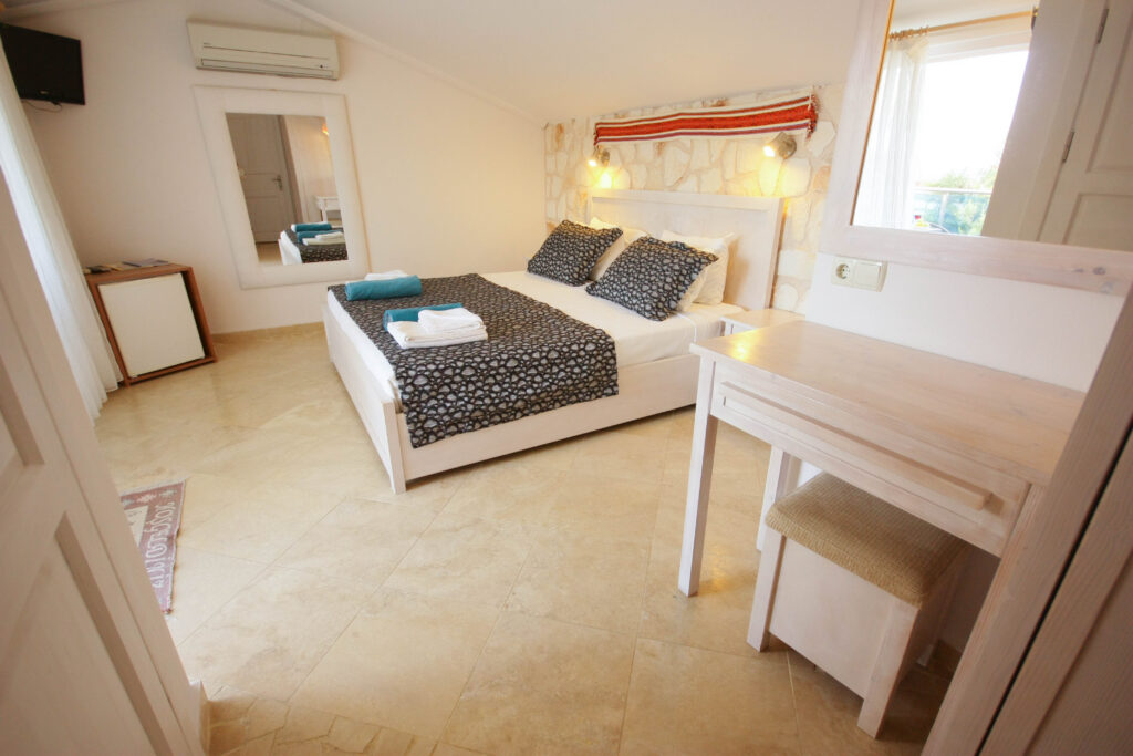 Centrally Located 2 Bedroom Duplex Seaview Apartment