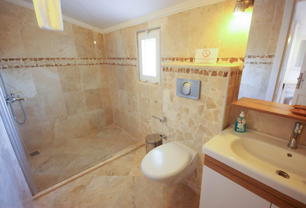 Centrally Located 2 Bedroom Duplex Seaview Apartment