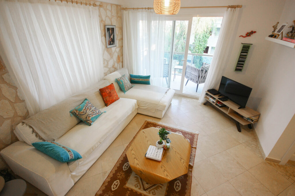 Centrally Located 2 Bedroom Duplex Seaview Apartment