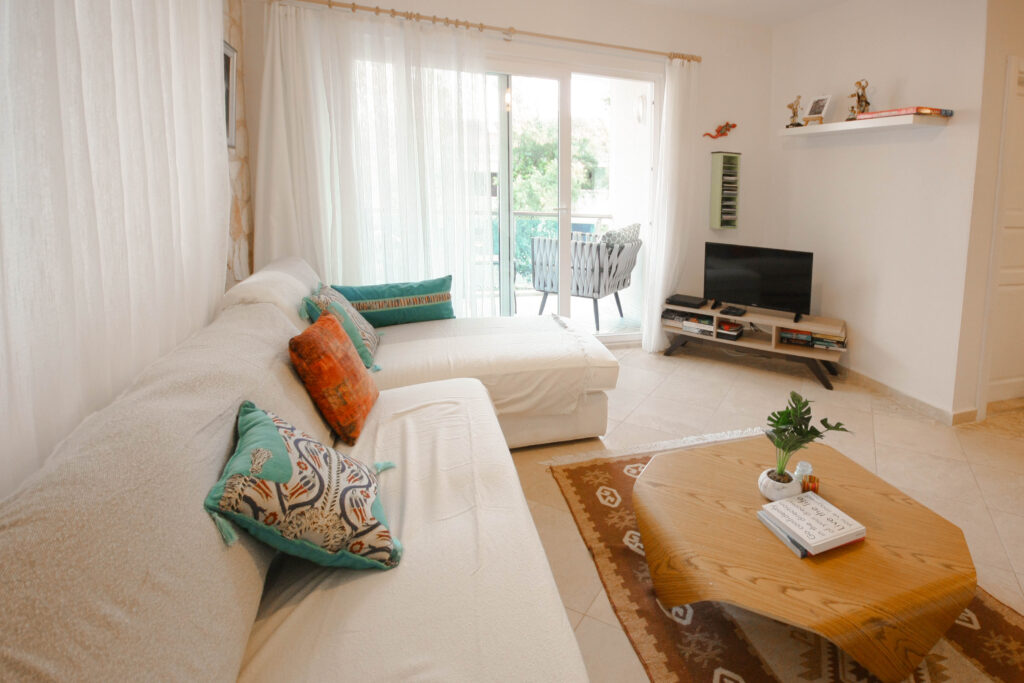 Centrally Located 2 Bedroom Duplex Seaview Apartment