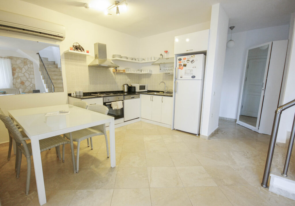 Centrally Located 2 Bedroom Duplex Seaview Apartment