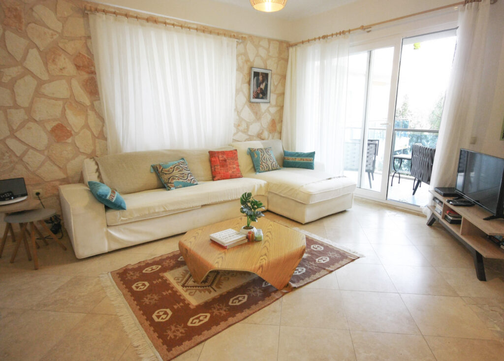 Centrally Located 2 Bedroom Duplex Seaview Apartment