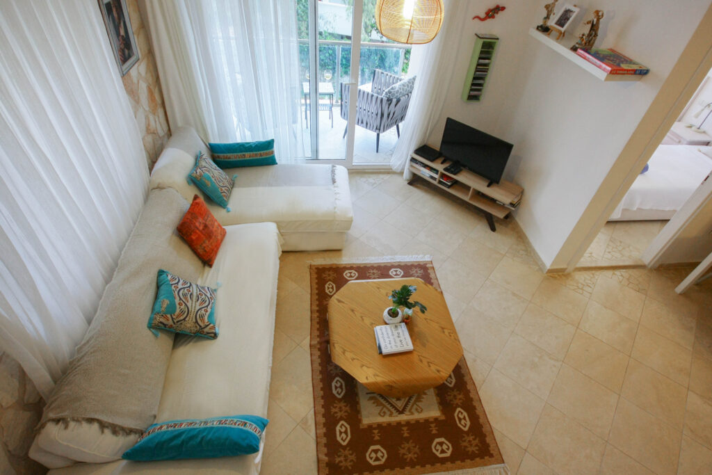 Centrally Located 2 Bedroom Duplex Seaview Apartment