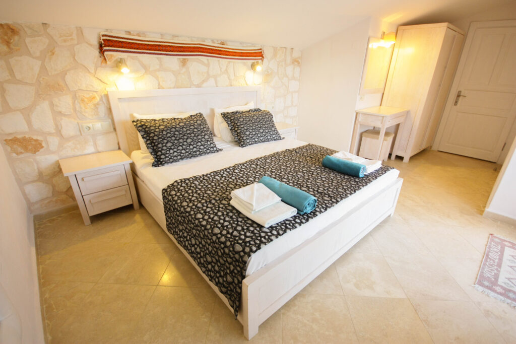 Centrally Located 2 Bedroom Duplex Seaview Apartment