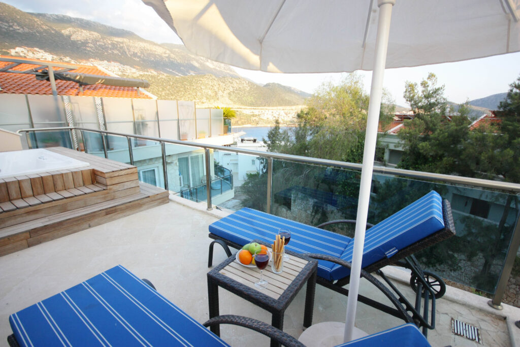 Centrally Located 2 Bedroom Duplex Seaview Apartment