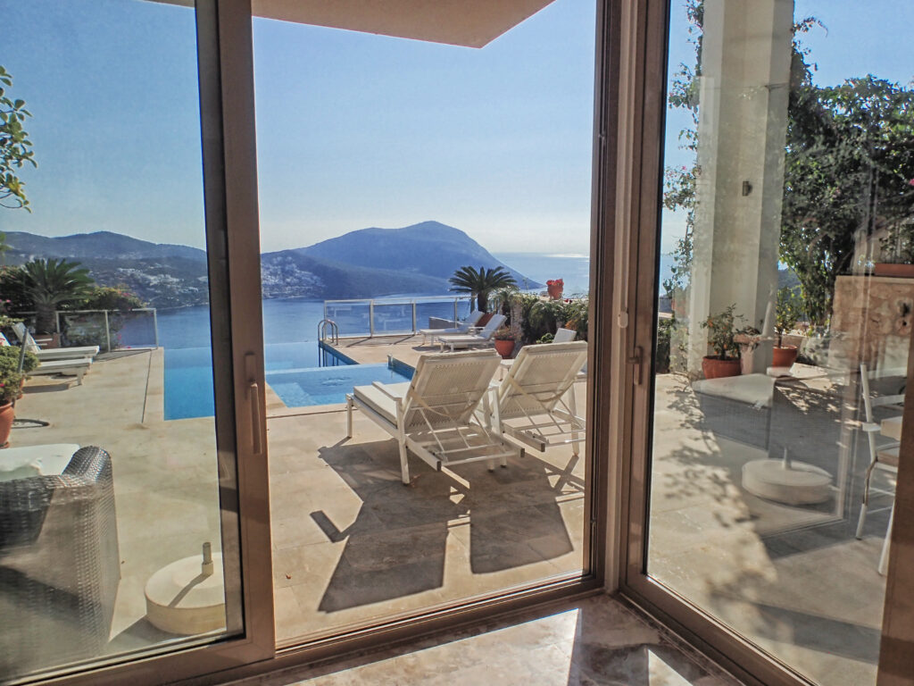 Modern Four Bedroom Villa With Private Infinity Pool and Sea views