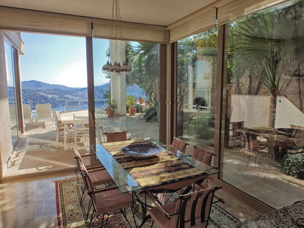 Modern Four Bedroom Villa With Private Infinity Pool and Sea views