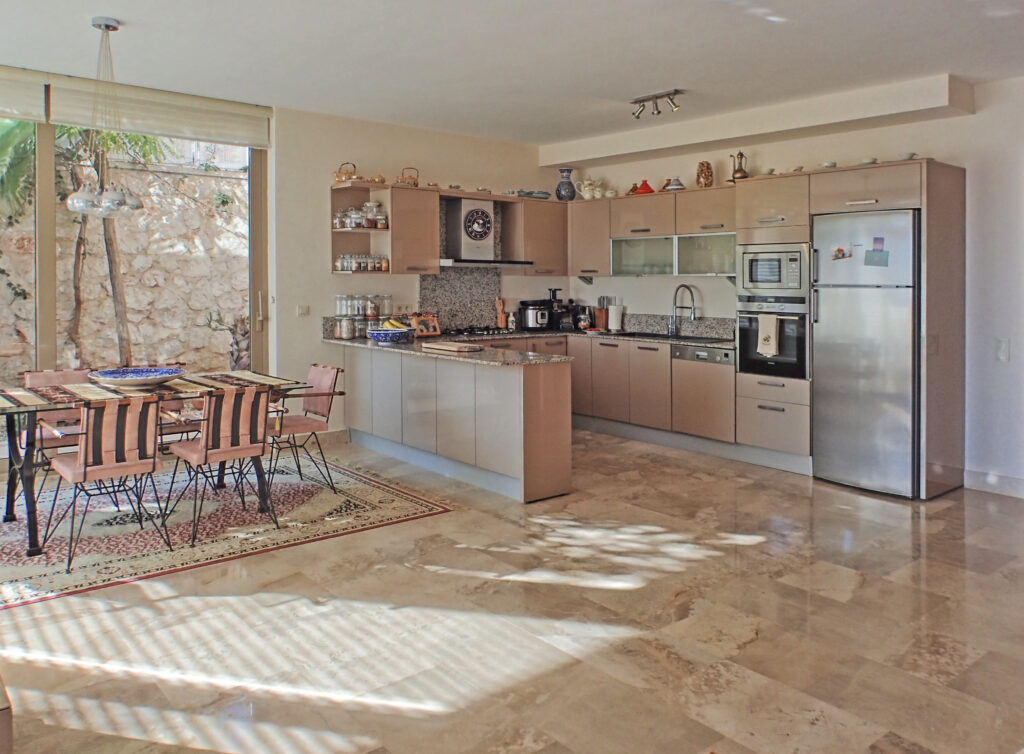 Modern Four Bedroom Villa With Private Infinity Pool and Sea views