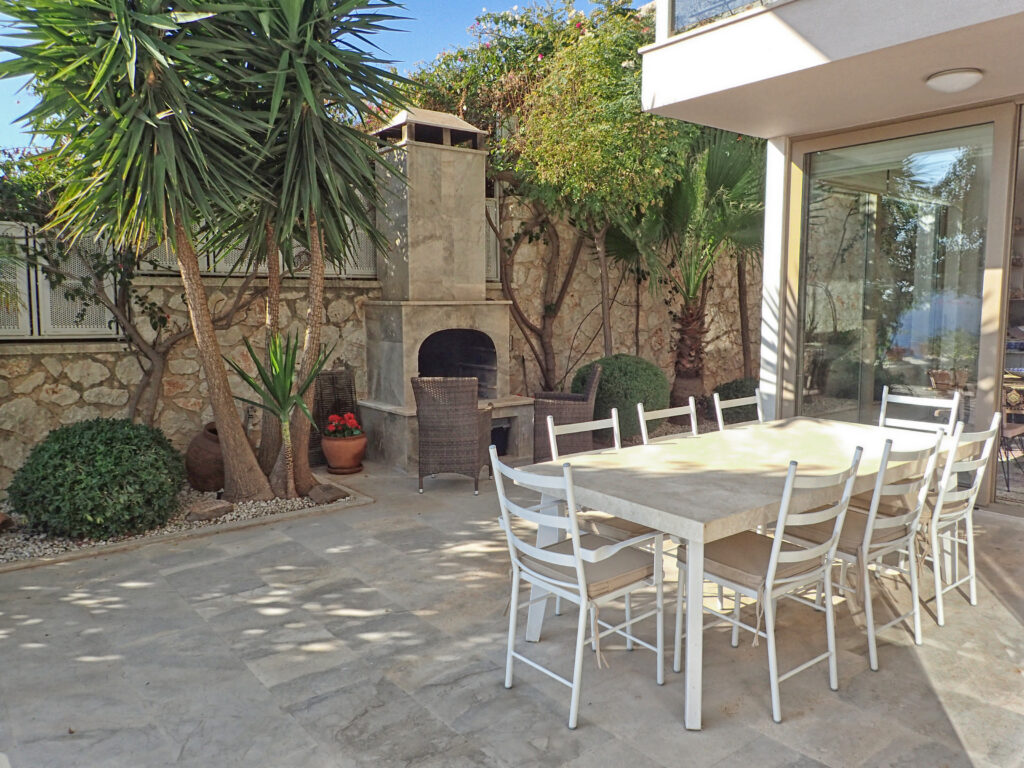 Modern Four Bedroom Villa With Private Infinity Pool and Sea views