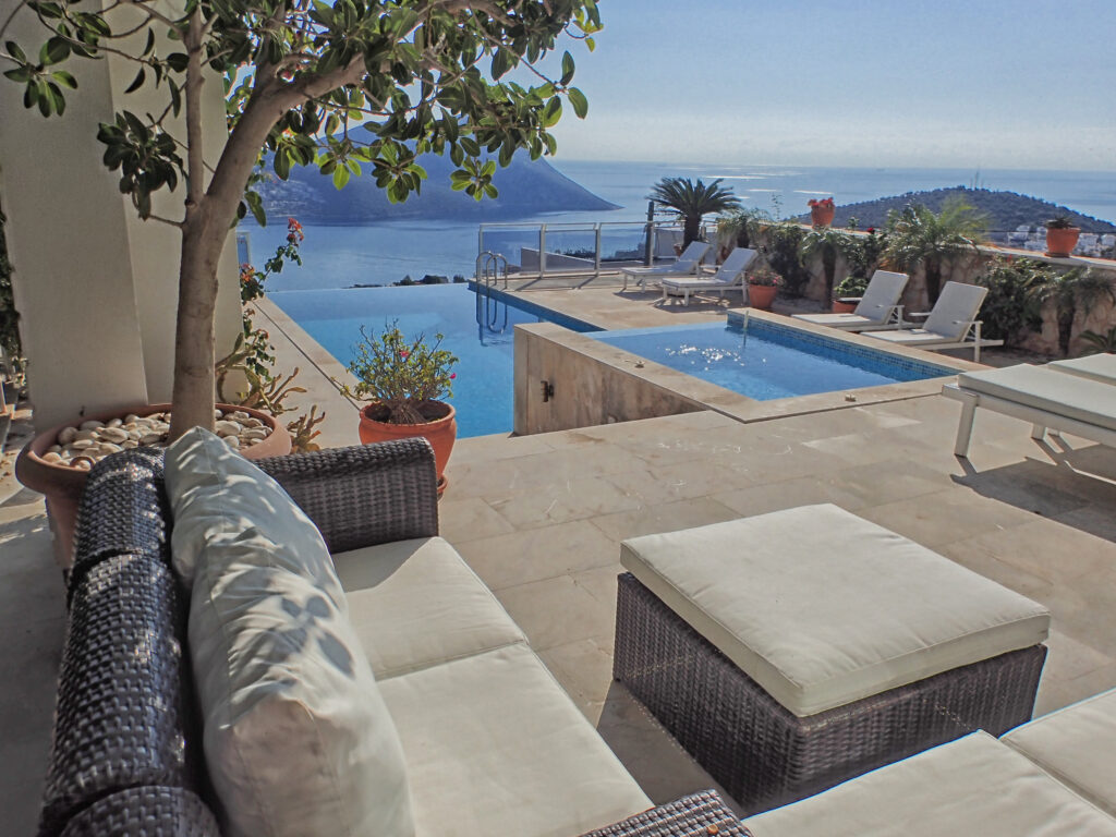 Modern Four Bedroom Villa With Private Infinity Pool and Sea views