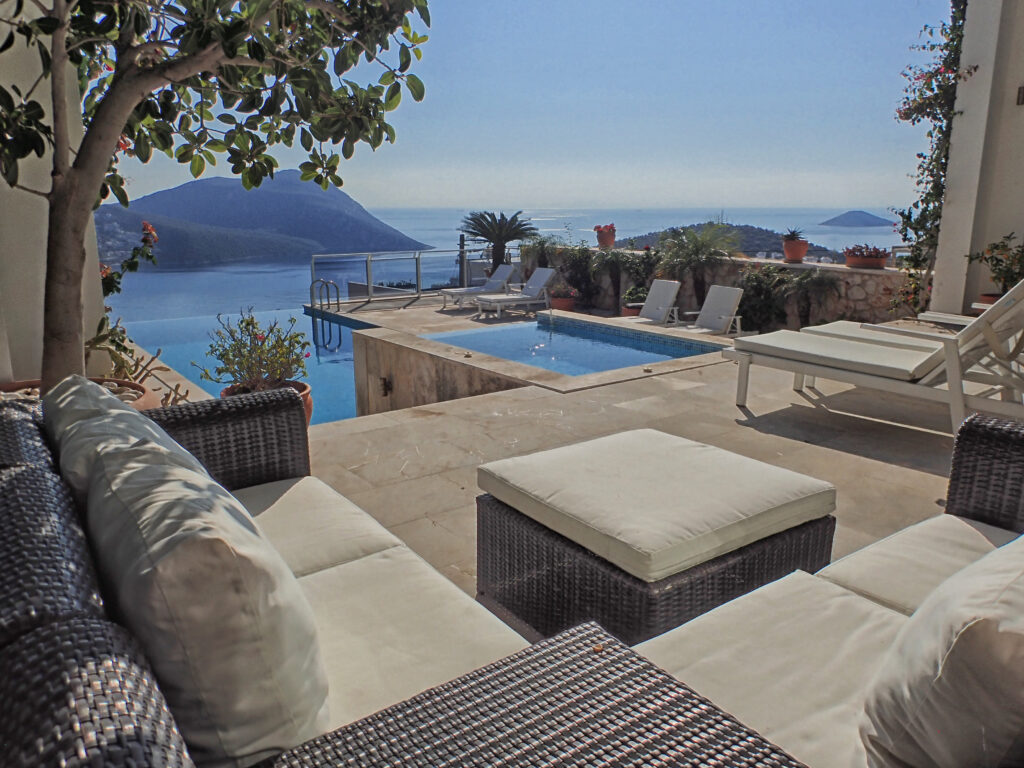 Modern Four Bedroom Villa With Private Infinity Pool and Sea views