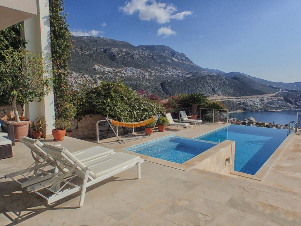 Modern Four Bedroom Villa With Private Infinity Pool and Sea views