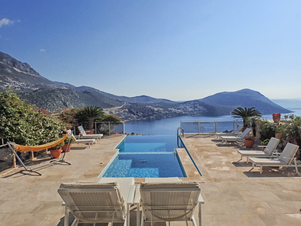 Modern Four Bedroom Villa With Private Infinity Pool and Sea views