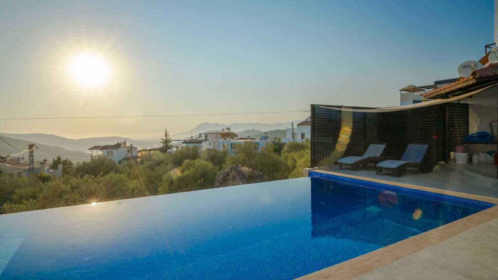 Beautifully Presented 4 Bedroom Detached Villa with Sea views