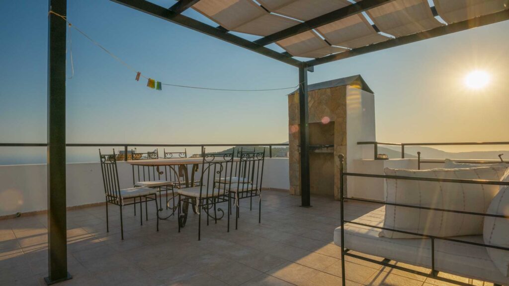 Beautifully Presented 4 Bedroom Detached Villa with Sea views