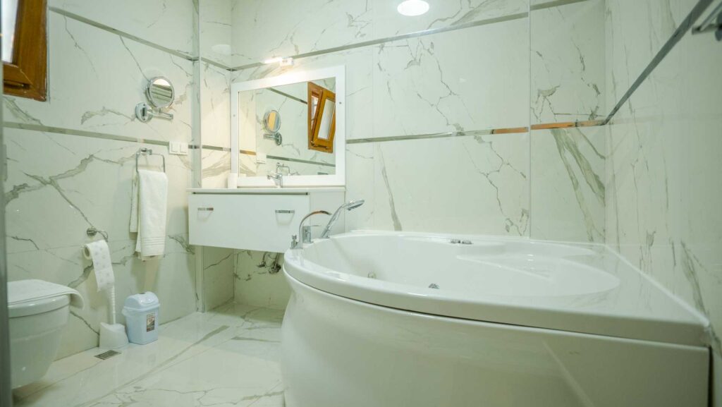 Beautifully Presented 4 Bedroom Detached Villa with Sea views