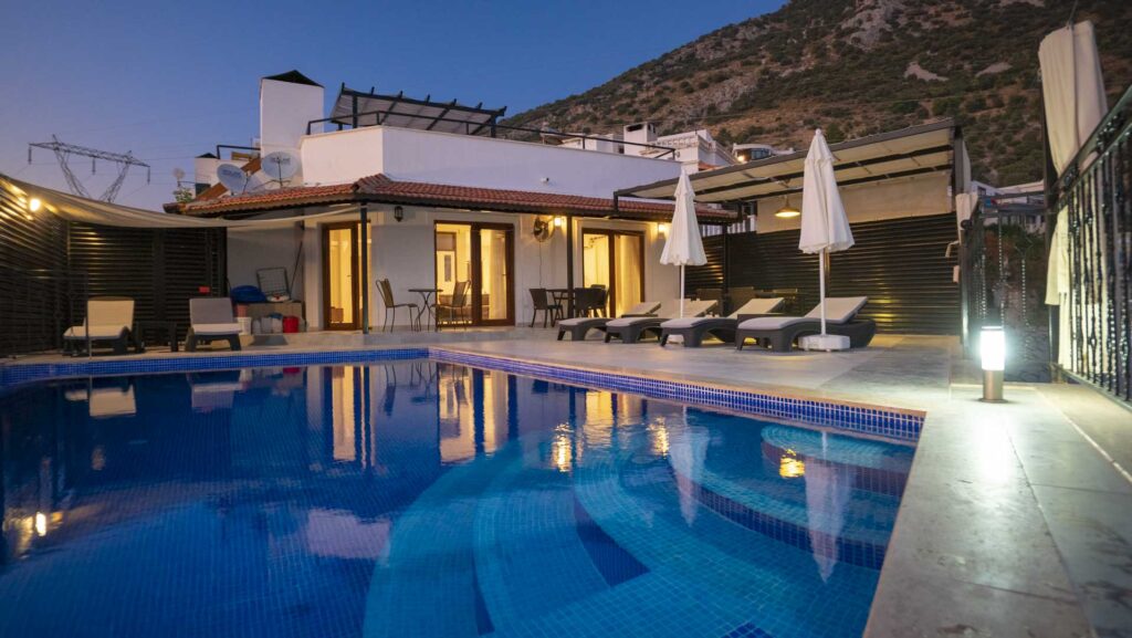 Beautifully Presented 4 Bedroom Detached Villa with Sea views