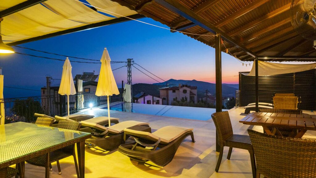 Beautifully Presented 4 Bedroom Detached Villa with Sea views