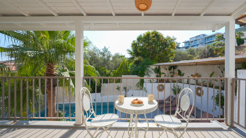 3 Bedroom Semi-Detached Villa with 2 Self Contained Apartments