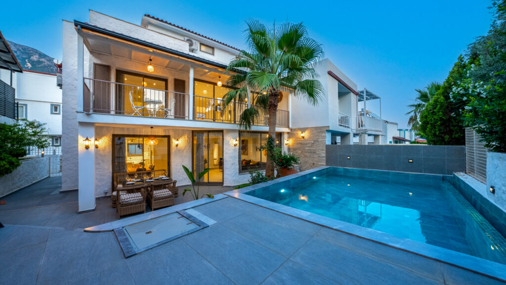 3 Bedroom Semi-Detached Villa with 2 Self Contained Apartments