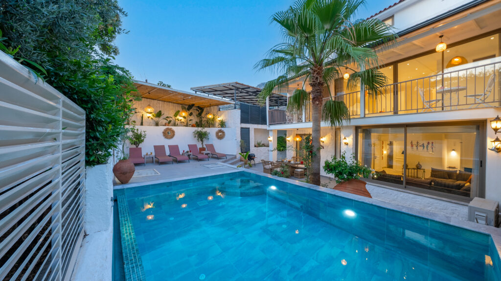 3 Bedroom Semi-Detached Villa with 2 Self Contained Apartments