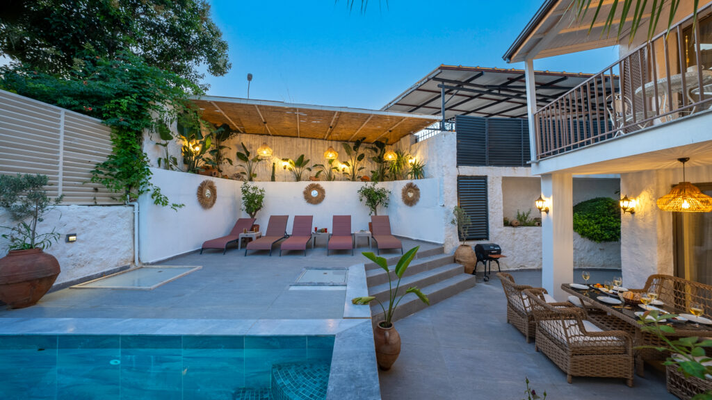 3 Bedroom Semi-Detached Villa with 2 Self Contained Apartments