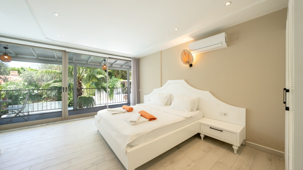 3 Bedroom Semi-Detached Villa with 2 Self Contained Apartments