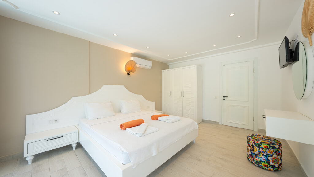 3 Bedroom Semi-Detached Villa with 2 Self Contained Apartments